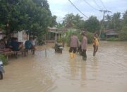 Polres Serdang Bedagai Bantu Korban Banjir di Desa Bukit Cermin Hilir, Tanggul Sungai Sibaro Kembali Jebol