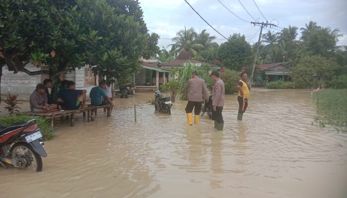 Polres Serdang Bedagai Bantu Korban Banjir di Desa Bukit Cermin Hilir, Tanggul Sungai Sibaro Kembali Jebol