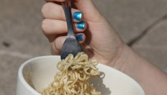 Kecanduan Mi Instan? Begini Cara Mi Instan Dapat Memicu Kenaikan Berat Badan Berlebih