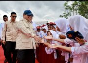 Prabowo Disambut Meriah di Sumedang, Anak-Anak Sekolah Antusias Bertemu Langsung