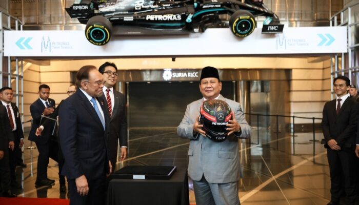 Momen Lucu Prabowo dan Anwar Ibrahim di Kuala Lumpur: Helm F1, Mobil Pajangan, dan Tawa Hangat