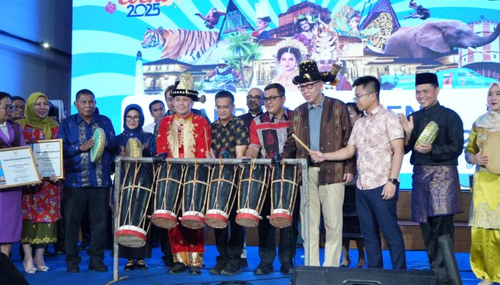 Event Gelar Melayu Serumpun Sukses Digelar, Wali Kota Medan Terima Penghargaan Dari Gubsu