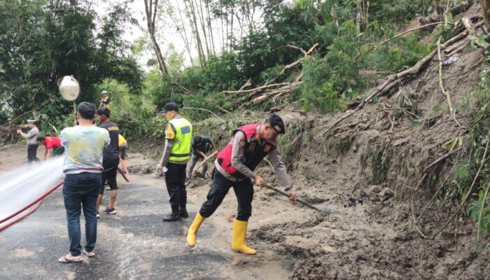 Polres Tanah Karo Sigap Bersihkan Material Longsor dan Atur Lalu Lintas di Barus Jahe