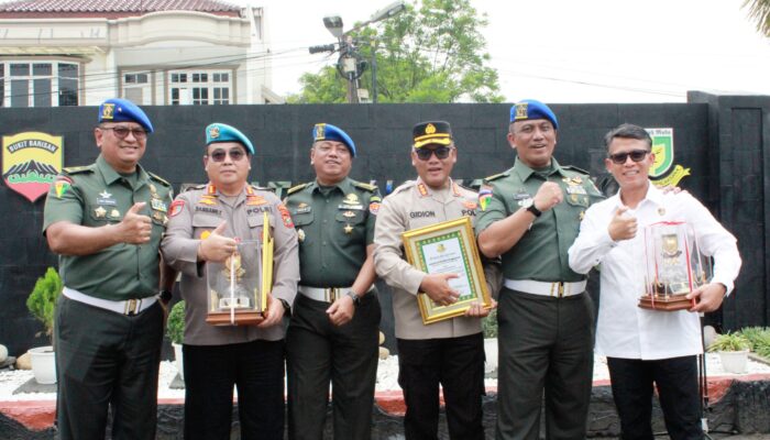 Sinergitas TNI-Polri: Kabid Propam Polda Sumut Terima Penghargaan dari Puspomad