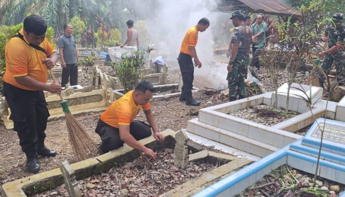 Menyambut Ramadan, Sinergi TNI-Polri Bersihkan TPU dan Salurkan Bantuan Sosial di Labuhanbatu Selatan