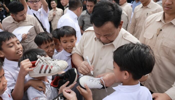 Momen Prabowo Tanda Tangani Sepatu Futsal Siswa saat Tinjau Program Makan Bergizi Gratis di Bogor