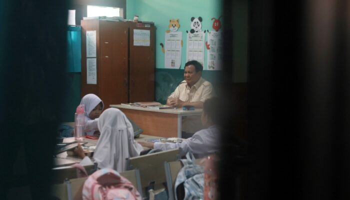 Presiden Prabowo Tinjau Program Makan Bergizi Gratis di Bogor, Duduk di Kursi Guru dan Berinteraksi dengan Murid