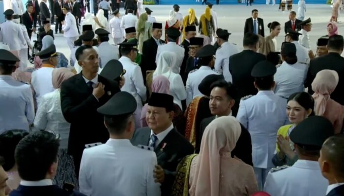 Prabowo Subianto Salami Satu Persatu 961 Kepala Daerah yang Baru Dilantik di Istana Negara