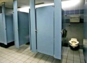 Mengapa Pintu Toilet Umum Selalu Ada Celah di Bawahnya? Ternyata Ini 5 Alasannya!