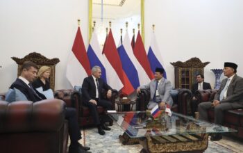 Prabowo Sambut Hangat Sergei Shoigu, Perkuat Hubungan Strategis Indonesia-Rusia