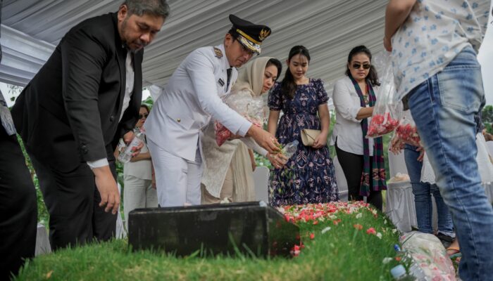 Usai Dilantik Sebagai Wali Kota, Rico Waas Ziarah Makam Sang Ayah