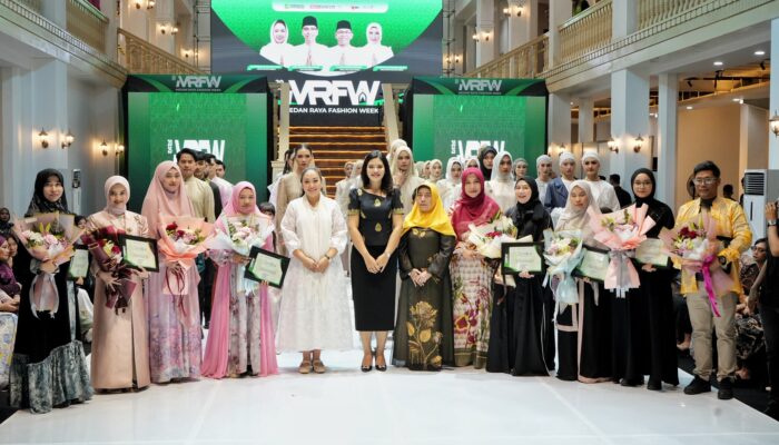 Airin Rico Waas Saksikan Fashion Show MRFW 2025