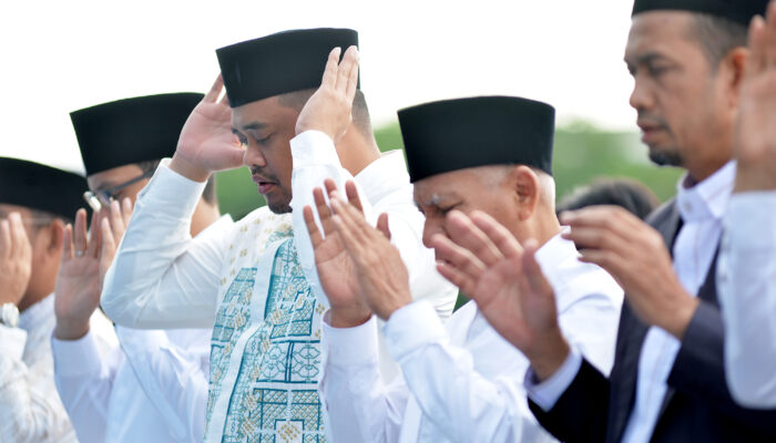 Gubernur Sumut Bobby Nasution dan Wagub Surya Salat Idulfitri Bersama Ribuan Masyarakat di Lapangan Merdeka, Ini Pesannya…