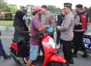 Hari Ke-4 Ramadhan, Polres Serdang Bedagai Bagikan 100 Takjil untuk Pengguna Jalan