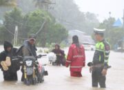 Polisi Sigap Evakuasi Warga Saat Banjir Landa Nias Selatan