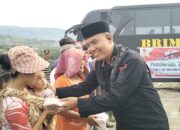 Semangat Ramadhan, Brimob Polda Sumut Bagikan Takjil di TPA Padang Sidempuan