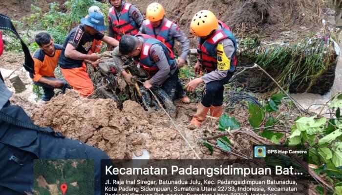 Brimob Polda Sumut Sigap Bersihkan Longsor di Padang Sidempuan, Akses Jalan Kembali Normal dalam Hitungan Jam