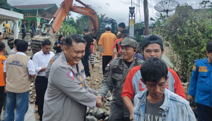 Kolaborasi Polres Simalungun dan Pihak Terkait Pulihkan Akses Jalan di Parapat Pasca Banjir Bandang