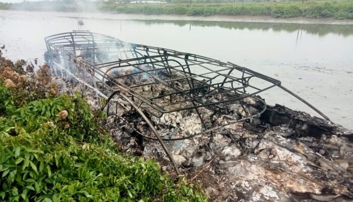 Misteri Kapal Terbakar di Pantai Cermin: Polisi Lakukan Penyelidikan Mendalam