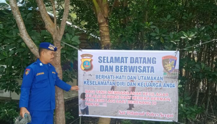 Menjelang Libur Lebaran, Satpolairud Polres Sergai Pasang Spanduk Imbauan Keselamatan di Pantai