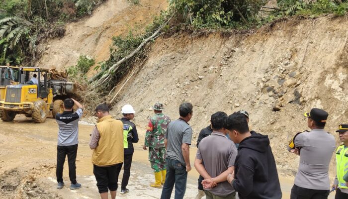 Polisi Gerak Cepat Tangani Longsor di Jalan Lintas Tarutung-Tapsel, Arus Lalu Lintas Kembali Normal