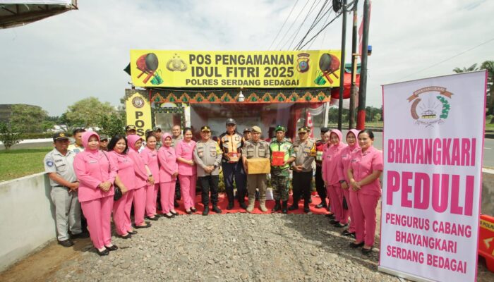 Kapolres Sergai dan Ketua Bhayangkari Tinjau Pos Pengamanan Lebaran, Pastikan Pelayanan Optimal