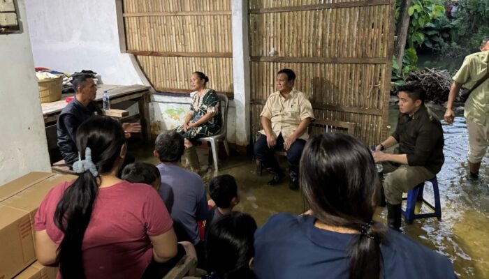 Presiden Prabowo Tinjau Langsung Warga Terdampak Banjir di Bekasi, Beri Dukungan Moril dan Buka Puasa Bersama