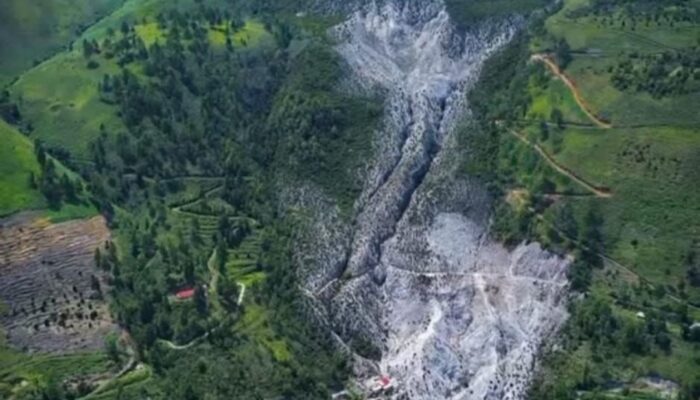 Menikmati Keindahan dan Keajaiban Air Panas Pusuk Buhit di Danau Toba