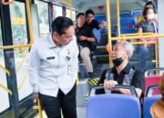 Dukung Program One Day No Car, Rico Waas Pergi Kerja ke Balai Kota Naik Bus Listrik