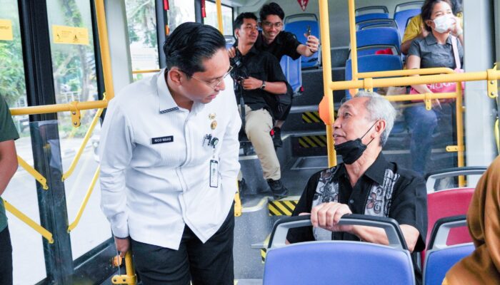 Dukung Program One Day No Car, Rico Waas Pergi Kerja ke Balai Kota Naik Bus Listrik