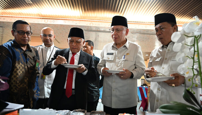 Lantik PPIH Sumut Embarkasi Medan 1446 H, Wakil Gubernur Surya Harapkan Pelayanan Haji Berjalan Optimal