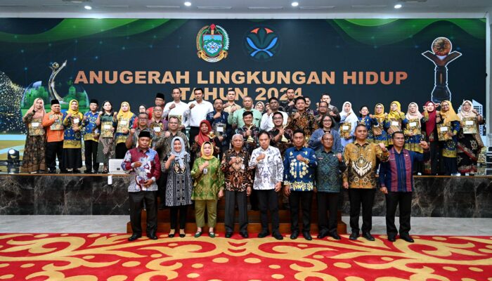 Wagub Sumut Surya Serahkan Penghargaan Lingkungan Hidup 2024, Tiga Perusahaan Dapat Kategori Emas