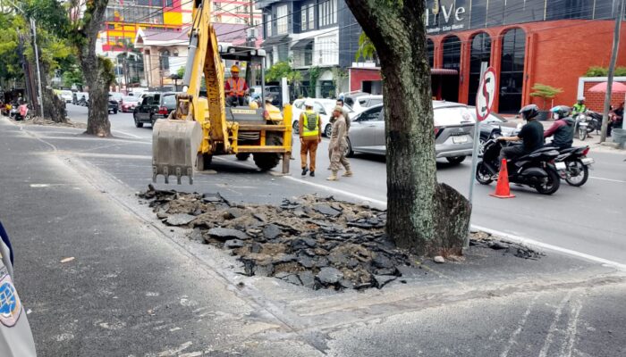 Menyalahi Aturan, Pemko Medan Bongkar Paksa Lahan Parkir Ilegal di Depan Dara Kupi