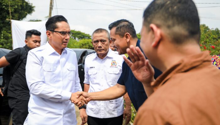 Jalankan Program Urban Farming, Rico Waas Serahkan Mandat Kepada Koordinator Kecamatan Tani Merdeka Indonesia