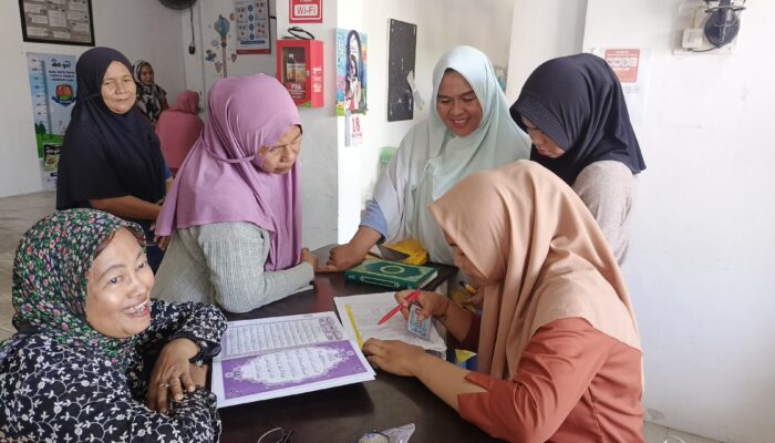 Klinik Pratama Sehati Berbagi Kacamata Baca Al Qur’an serta Kurma Kepada Masyarakat Serdang Bedagai