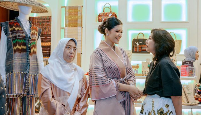 Kahiyang Ayu Kenalkan Warisan Budaya Sumut di Ajang Indonesia Fashion Week 2025