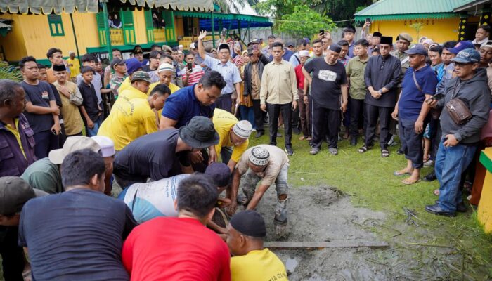 Rico Waas Saksikan Penyembelihan Sapi Kurban Presiden Prabowo Subianto di Masjd Raya Al Osmani