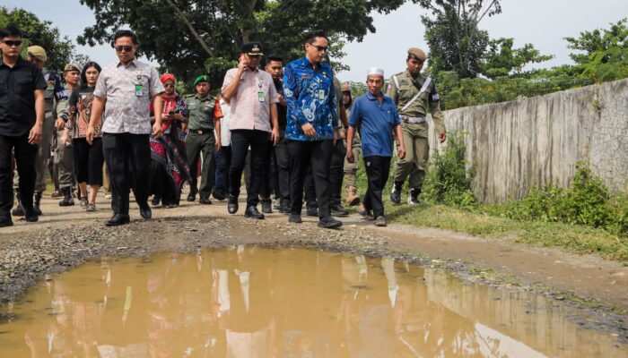 Dihampiri Warga Ketika Meninjau Jalan Rusak di Tuntungan, Rico Waas: Akan Segera Diperbaiki Jalan dan Lampu Penerangan