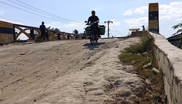 Warga Sering Terjatuh Saat Hujan, KPK Diminta Periksa Proyek Jembatan Rp5,7 Miliar di Bandar Khalipah