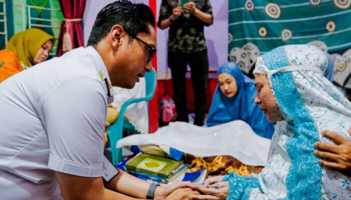 Sampaikan Belasungkawa, Rico Waas Takziah ke Rumah Duka Kepling Kelurahan Sei Agul