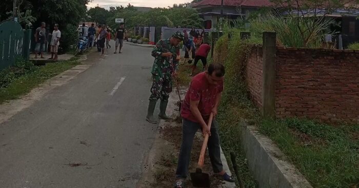 Warga Dusun XV Desa Firdaus Gelar Gotong Royong Bersihkan Lingkungan
