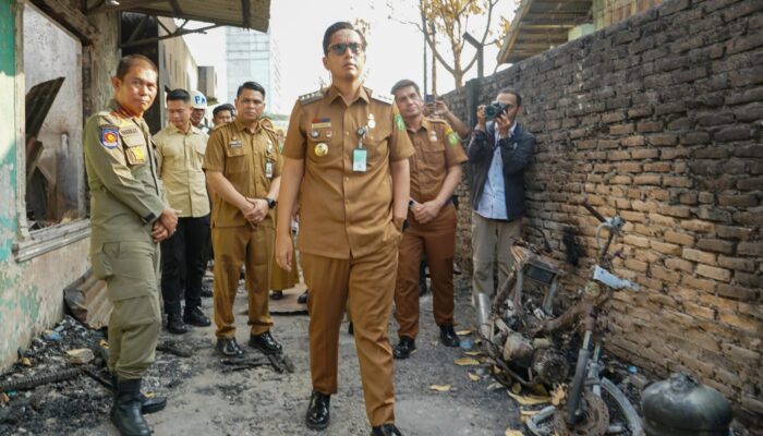 Kunjungi Korban Kebakaran di Kelurahan Kesawan, Rico Waas Salurkan Bantuan Logistik