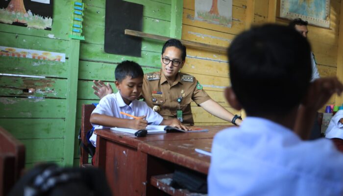 Atap Dan Lantai Kayu Mulai Keropos, Rico Waas Beri Perhatian Khusus Untuk Sekolah Dasar di Kampung Nelayan Belawan