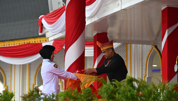HUT ke-80 Kemerdekaan RI, Gubernur, Wagub dan Sekdaprov Sumut Kompak Pakai Baju Adat