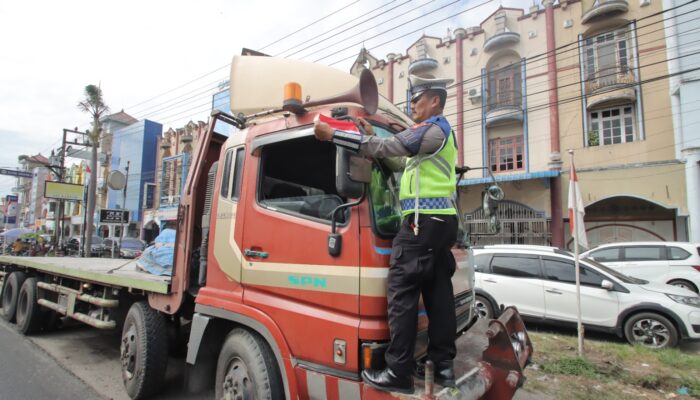 POLRES SERDANG BEDAGAI BERSAMA ORMAS BAGIKAN BENDERA MERAH PUTIH KEPADA PENGGUNA JALAN