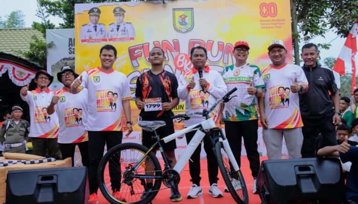 1.400 Peserta Meriahkan “Sunset Run Kemerdekaan” di Sergai, Bupati Bagikan Sepeda Hadiah