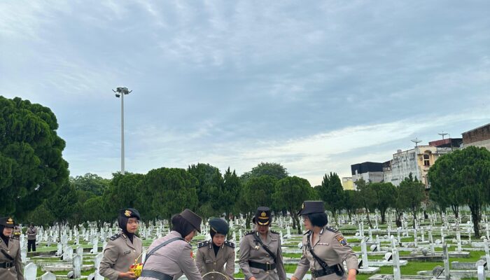 Semangat Juang Pahlawan Jadi Inspirasi, Polwan Polda Sumut Ziarah ke TMP di Hari Jadi ke-77