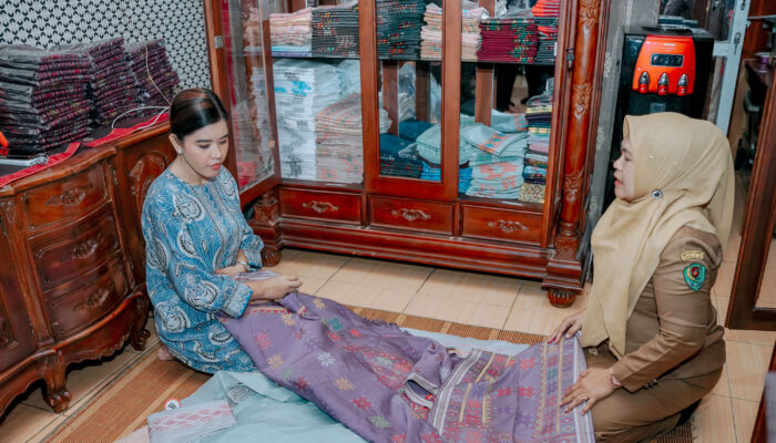 Kahiyang Ayu Kunjungi Rumah Tenun Nadira, Dukung Wastra Khas Tabagsel