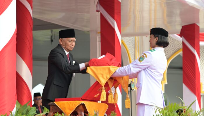 Upacara Penurunan Bendera HUT ke-80 RI, Wagub Serahkan Hadiah Desa dan Kelurahan Terbaik