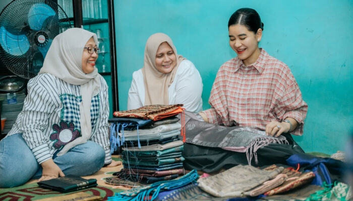 Kahiyang Ayu Kunjungi Sentra Songket Silau Laut, Borong Beragam Motif Khas Asahan